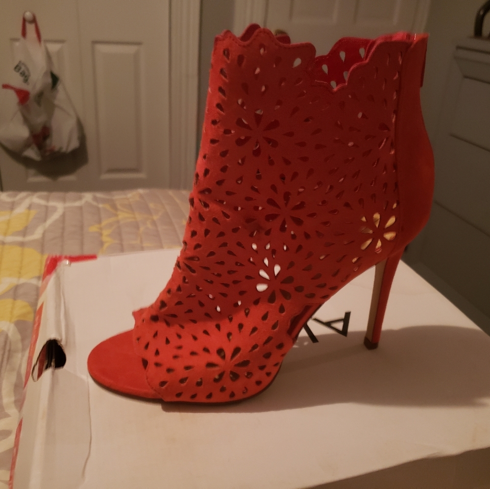 Shoes - Picture 7 of 9